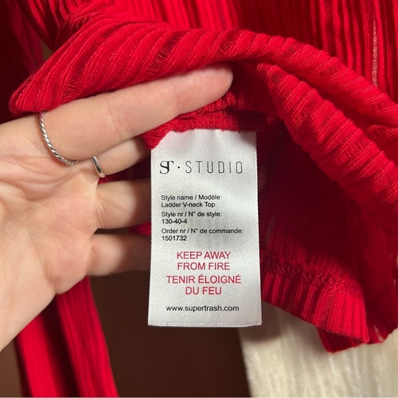 ST. Studio Ribbed V-Neck Top Bell Sleeves‎ Shirt Scarlet Red NWT Size M - Picture 5 of 5